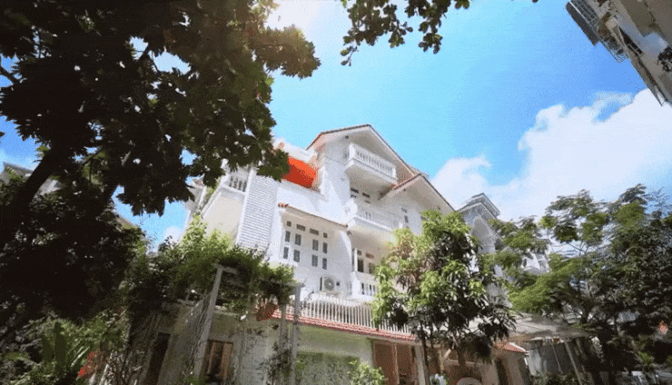 i-tphcm-cua-vo-chong-ca-si-vy-oanh-ezgif-1-6adc4e8a2a-1730360159-577-width740height424-gif2mp4-ezgifcom-video-to-gif-converter-1-1758969332334-17589693326881224955373.gif