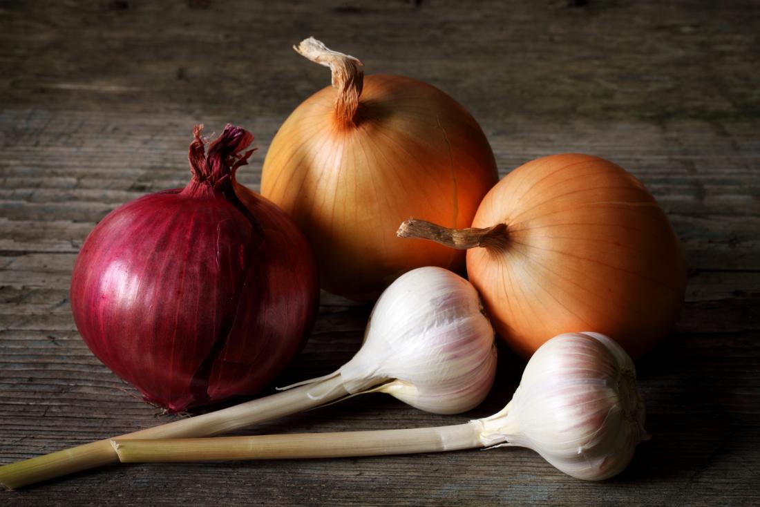 onions-and-garlic-on-a-table-may-cause-bad-breath-1758879469243837813549-1758966352841-1758966352915712706797.jpg