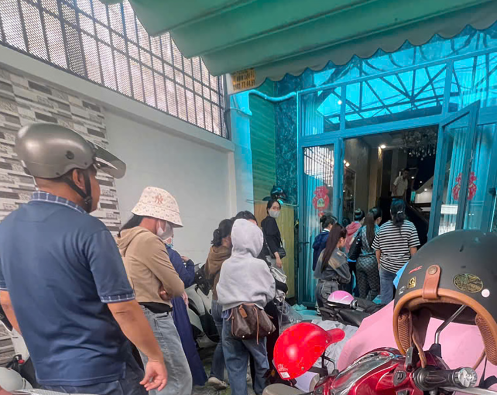 Vụ nghi vỡ hụi hơn 200 tỷ đồng ở TP.HCM: Cả trăm hụi viên &quot;ăn dầm nằm dề, nằm lăn lóc&quot; van xin suốt 3 ngày vẫn trắng tay - Ảnh 2.