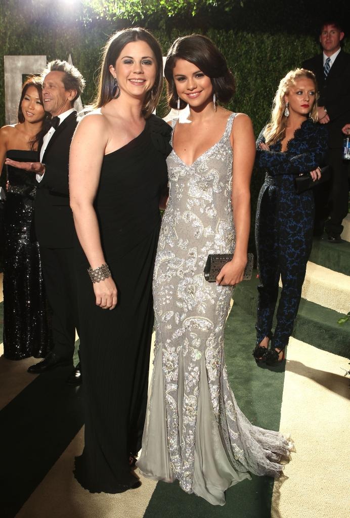2012-vanity-fair-oscar-party-110-17590267708961059565307-1759037108264-17590371084011200360661.jpg