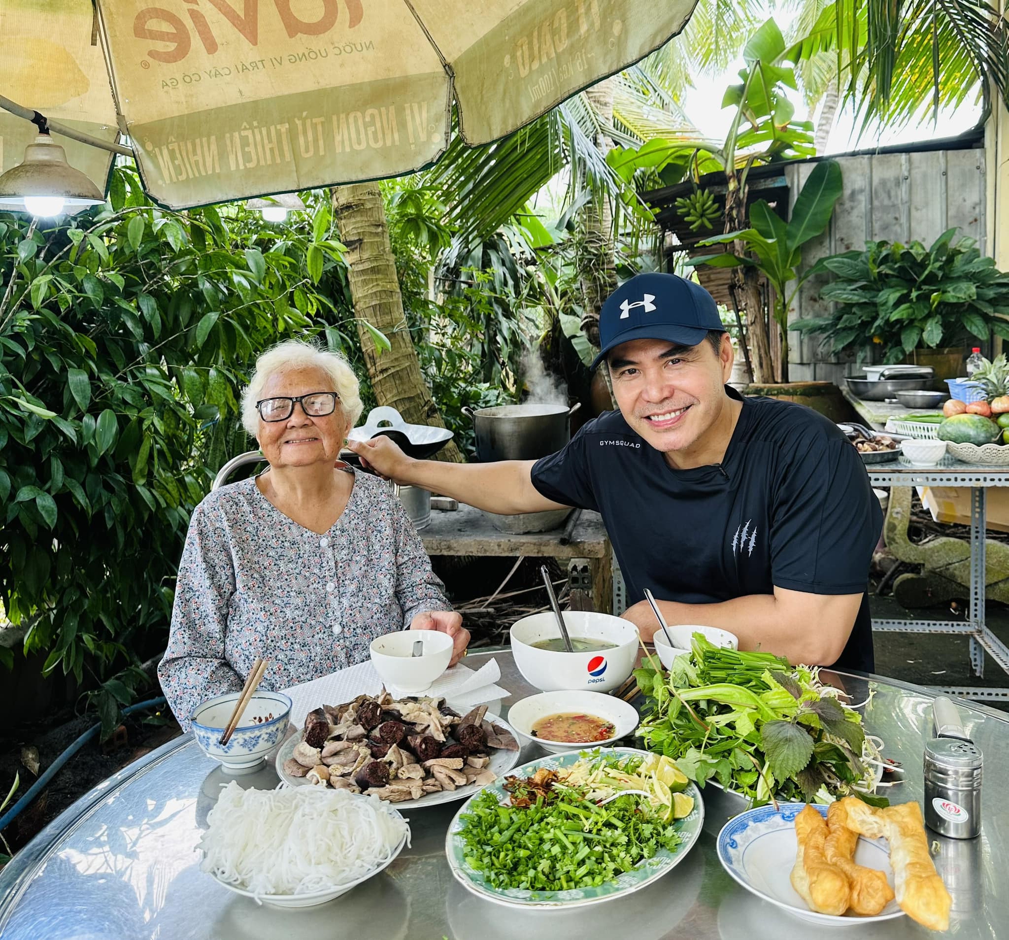 Tuổi 52 cực phong độ của &quot;ông trùm đại gia Vĩnh Long&quot; được Cát Tường công khai gọi &quot;ông xã&quot;- Ảnh 7.