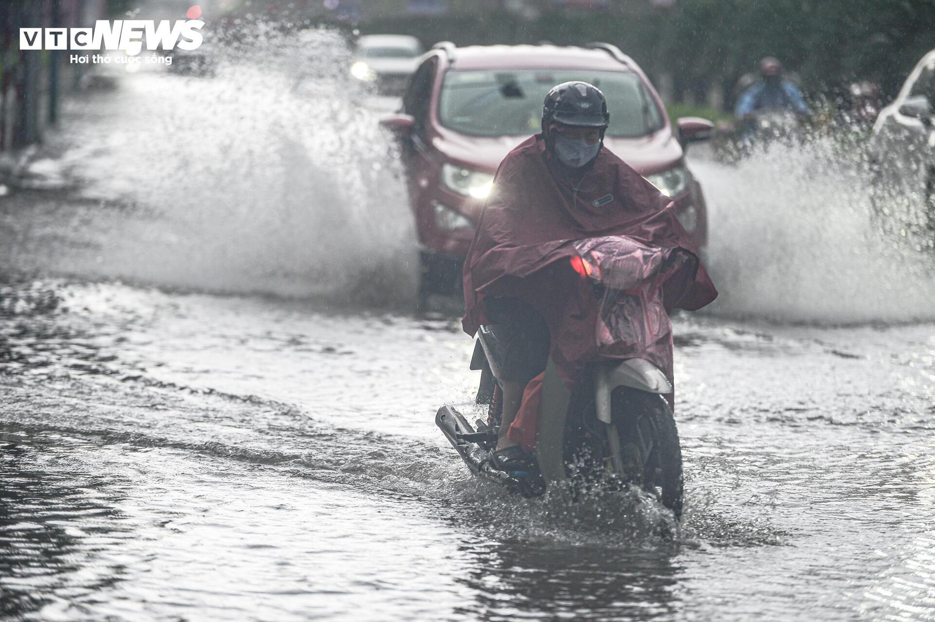 Nghệ An mưa lớn, nhiều tuyến đường ngập cục bộ trước bão số 10 - Ảnh 2.