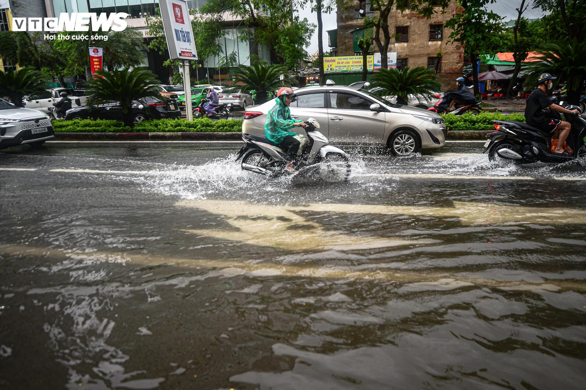Nghệ An mưa lớn, nhiều tuyến đường ngập cục bộ trước bão số 10 - Ảnh 9.
