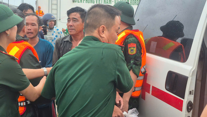 Thuyền viên vụ tàu cá gặp nạn ở Quảng Trị kể khoảnh khắc thoát bàn tay tử thần - Ảnh 2.