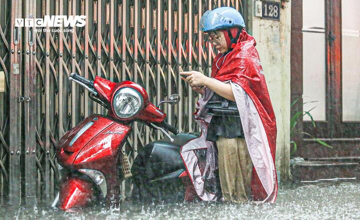 Hà Nội cao điểm mưa lớn đêm nay và rạng sáng mai, nguy cơ ngập úng ngày đầu tuần - Ảnh 1.