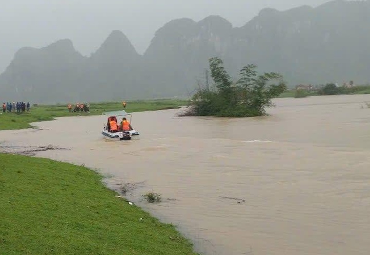 Cùng mẹ đưa trâu đi tránh lũ, nam sinh 16 tuổi bị lũ cuốn mất tích - Ảnh 1.