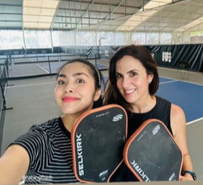 Tăng Thanh Hà - Linh Rin ra sân pickleball: Người diện hẳn đồ bơi, người kín đáo năng động- Ảnh 3.