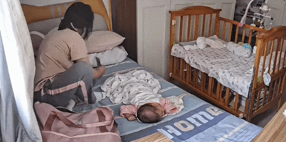 Ngày cuối cùng làm việc, cô bảo mẫu đặt phong bao lì xì dưới gối cho người mẹ mới sinh: &quot;Bé hơi quấy nhưng em đừng lo lắng quá nhé!&quot;- Ảnh 1.