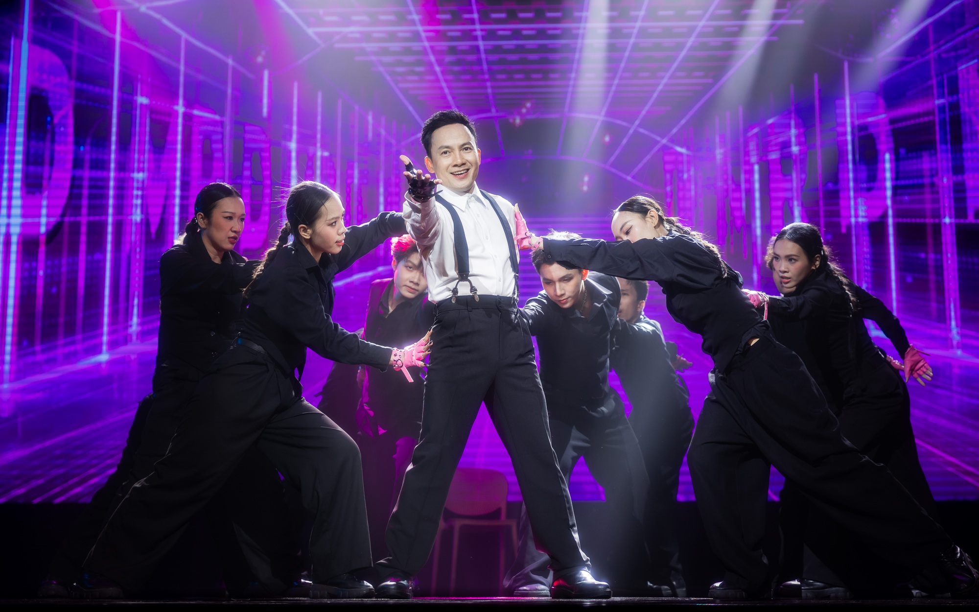 Đinh Tiến Đạt gây bất ngờ: Chỉ 2 tuần ra liền 2 MV, Fancon 30 năm sự nghiệp khẳng định “Tôi vẫn ở đây” - Ảnh 1.