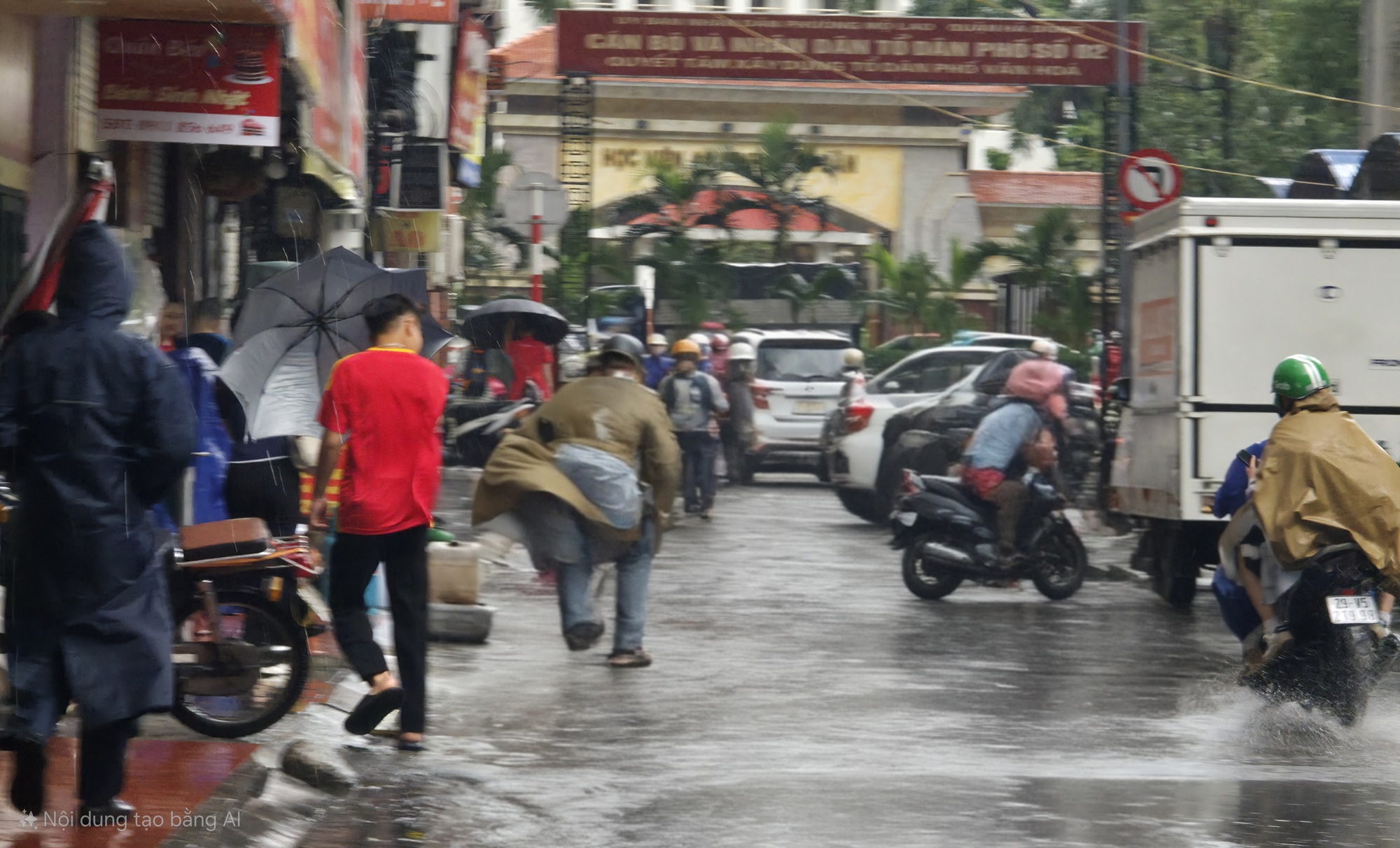 Hà Nội mưa lớn sáng đầu tuần do ảnh hưởng bão số 10, đường phố tắc cứng, người dân chật vật di chuyển - Ảnh 1.