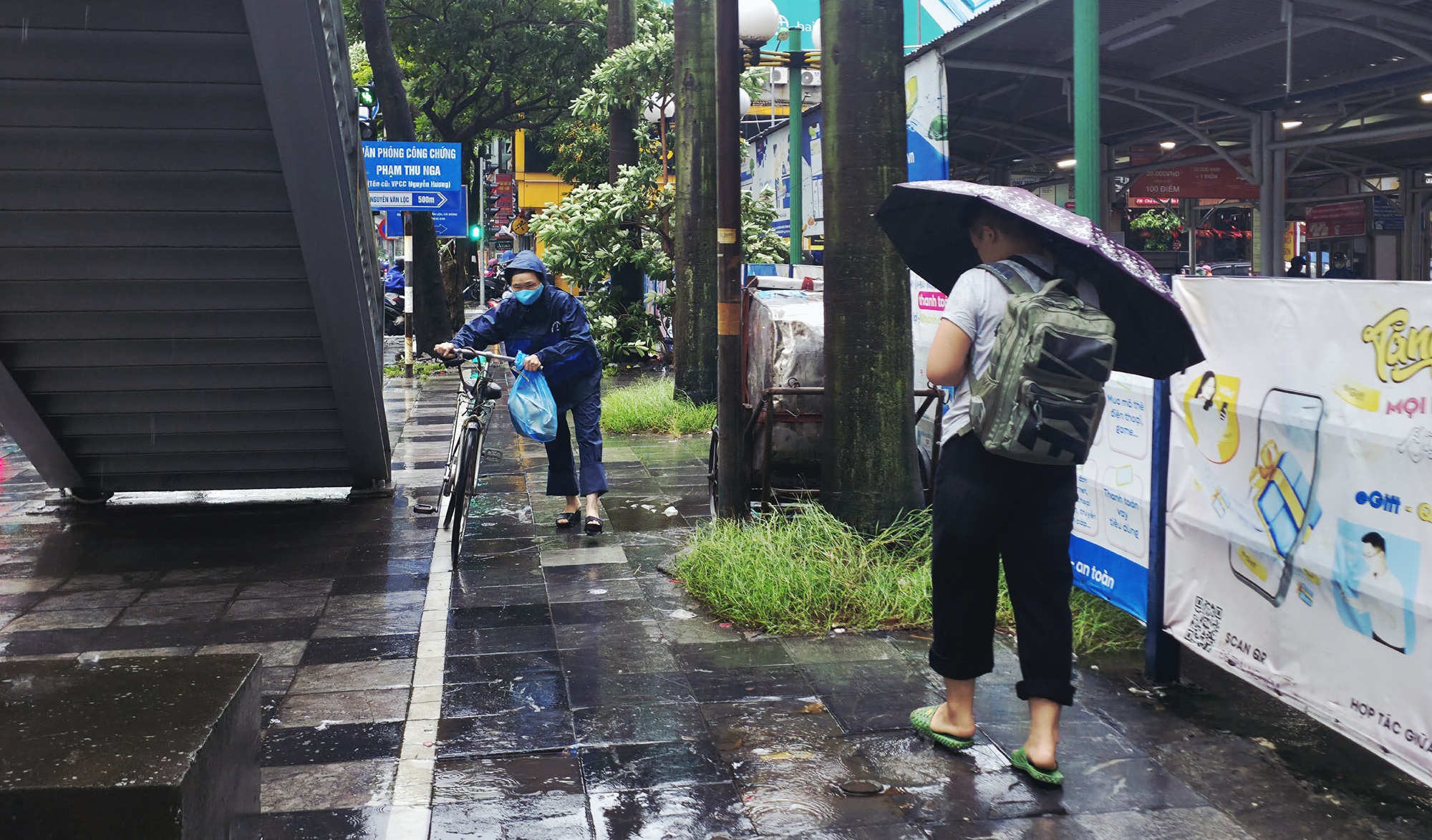 Hà Nội mưa lớn sáng đầu tuần do ảnh hưởng bão số 10, đường phố tắc cứng, người dân chật vật di chuyển - Ảnh 2.