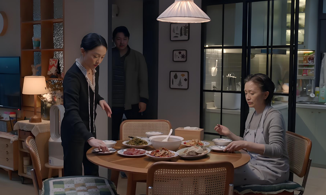 Nửa đêm mẹ vợ gọi điện xin 20 triệu &quot;cứu&quot; con trai, tôi bàng hoàng nhận ra một sự thật đau đớn- Ảnh 1.