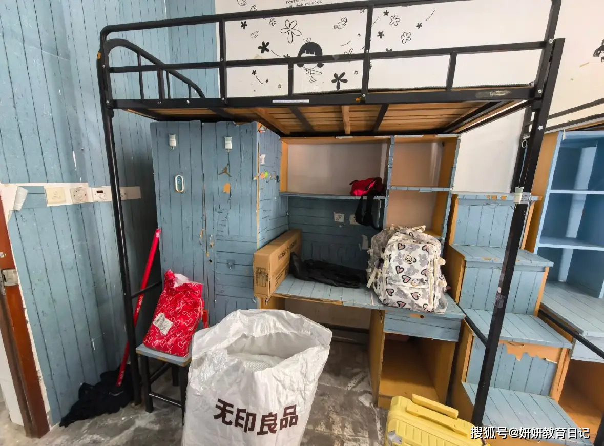 Ngày đầu nhập học, tân sinh viên khóc thét khi mở cửa phòng KTX: Chị khóa trên ơi, em ghét chị! - Ảnh 3.