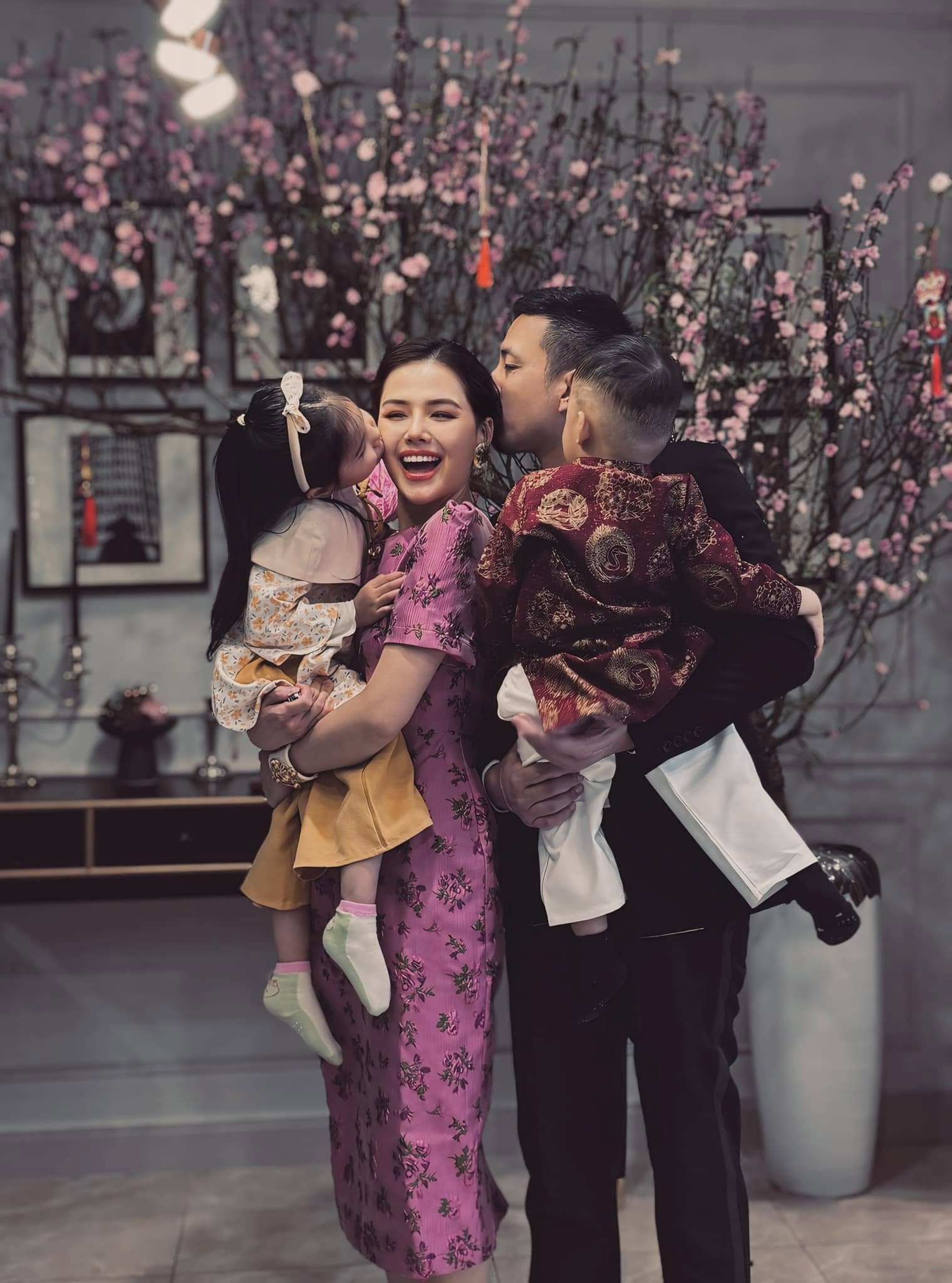 Nhan sắc của "phu nhân tập đoàn nghìn tỷ" rời showbiz Việt sau khi sinh 2 con cho chồng đại giấu mặt - Ảnh 4. Nhan sắc của "phu nhân tập đoàn nghìn tỷ" rời showbiz Việt sau khi sinh 2 con cho chồng đại giấu mặt - Ảnh 4.