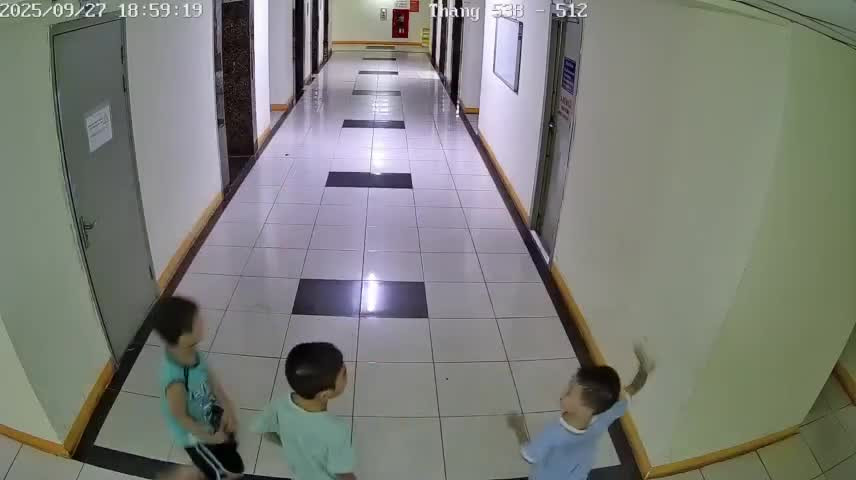 Tranh cãi vụ cháu bé ở Hà Nội ném dép trúng van nước chung cư khiến 4 thang máy lênh láng, hư hỏng - Ảnh 1.