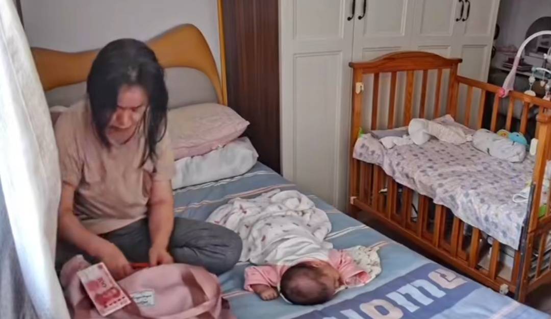Ngày cuối cùng làm việc, cô bảo mẫu đặt phong bao lì xì dưới gối cho người mẹ mới sinh: &quot;Bé hơi quấy nhưng em đừng lo lắng quá nhé!&quot;- Ảnh 2.