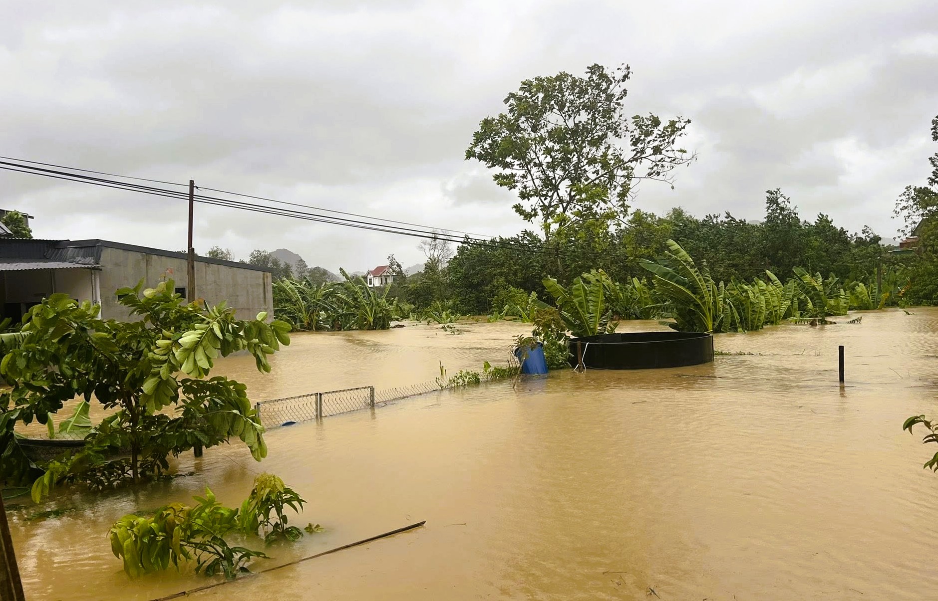 Nhà sập, nhiều nơi chìm trong 