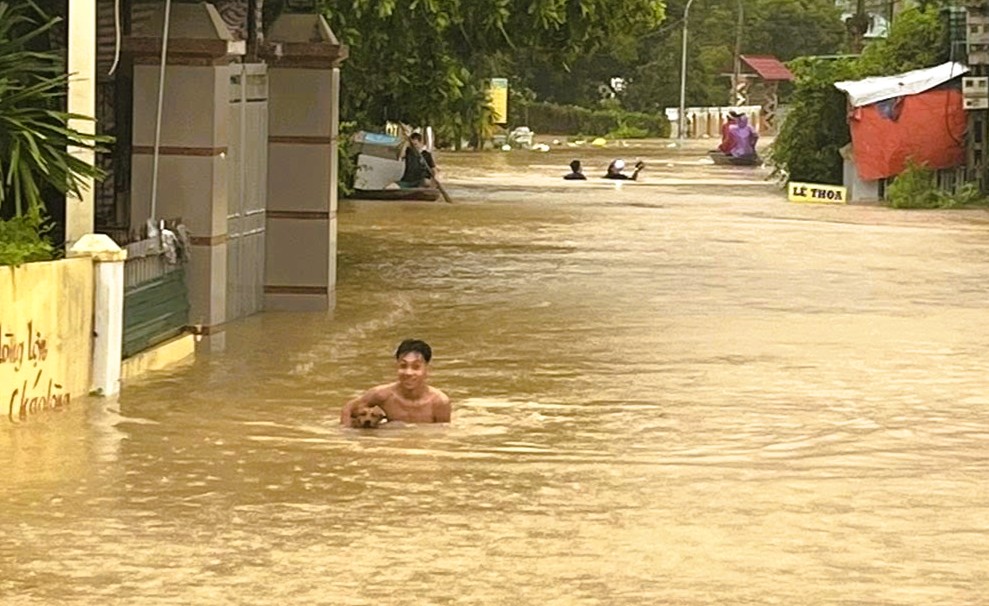 Nhà sập, nhiều nơi chìm trong 
