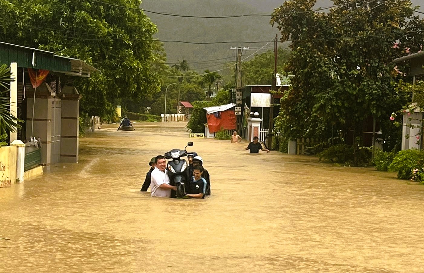 Nhà sập, nhiều nơi chìm trong 
