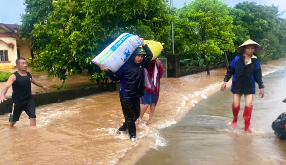 Nhà sập, nhiều nơi chìm trong &quot;biển&quot; nước khi bão số 10 Bualoi đổ bộ- Ảnh 13.