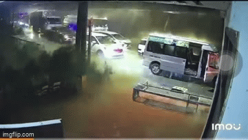Tiếng động chát chúa, đất đá ầm ầm sạt lở vùi ô tô ở đèo Ô Quy Hồ, người dân và du khách hoảng loạn tháo chạy - Ảnh 1.