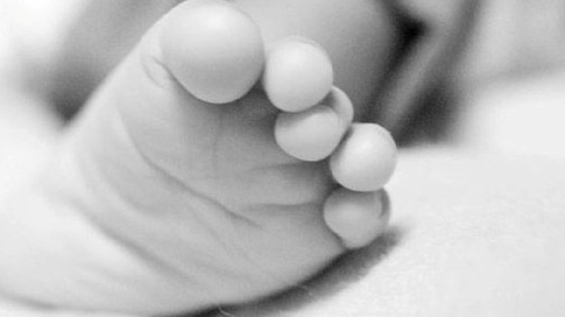 Bé gái 4 tuổi rơi lầu 5 tử vong nghi do &quot;mộng du&quot; - Ảnh 1.