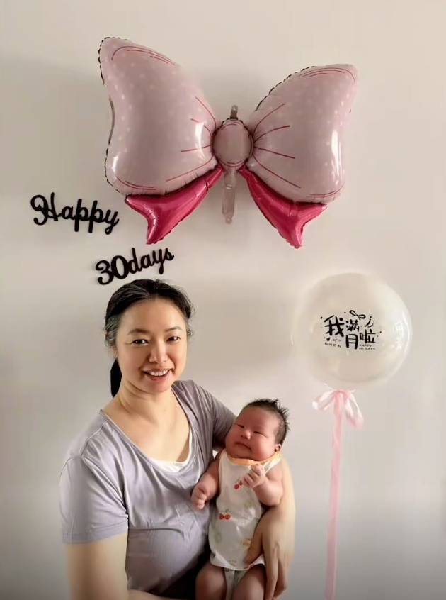 Ngày cuối cùng làm việc, cô bảo mẫu đặt phong bao lì xì dưới gối cho người mẹ mới sinh: &quot;Bé hơi quấy nhưng em đừng lo lắng quá nhé!&quot;- Ảnh 3.