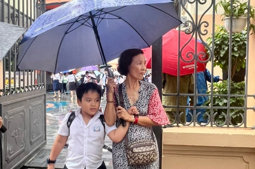 Nhiều trường tại Hà Nội cho học sinh nghỉ sớm vì lo mưa ngập - Ảnh 1.