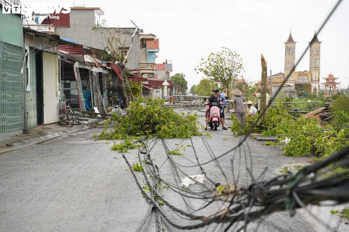 Lốc xoáy ở Ninh Bình: Nhà cửa tan hoang, người dân hãi hùng ngỡ như 'bom nổ' - Ảnh 6.