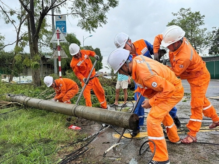 Ngừng vận hành 38 đường dây lưới điện do bão, gần 2 triệu khách bị cắt điện - Ảnh 1.