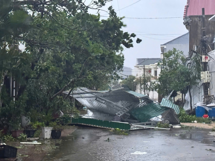 Cột điện gãy la liệt, mái tôn bay tứ tán, Hà Tĩnh - Quảng Trị ngổn ngang sau bão - Ảnh 1.
