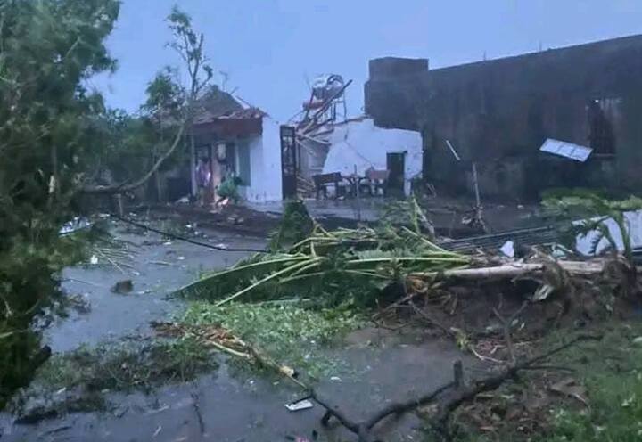 Lốc xoáy kéo sập nhiều nhà dân ở Ninh Bình, 6 người thiệt mạng - Ảnh 2.
