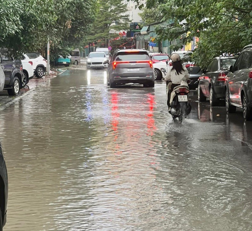 Nhiều trường tại Hà Nội cho học sinh nghỉ sớm vì lo mưa ngập - Ảnh 3.