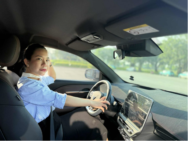 Chọn VinFast VF 6 là chiếc xe đầu đời, nữ chủ nhân chia sẻ: Tự tin cầm lái 350 km cao tốc hay đèo núi không thấy mệt - Ảnh 2.