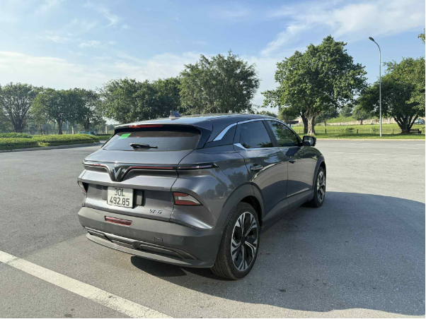 Chọn VinFast VF 6 là chiếc xe đầu đời, nữ chủ nhân chia sẻ: Tự tin cầm lái 350 km cao tốc hay đèo núi không thấy mệt - Ảnh 4.