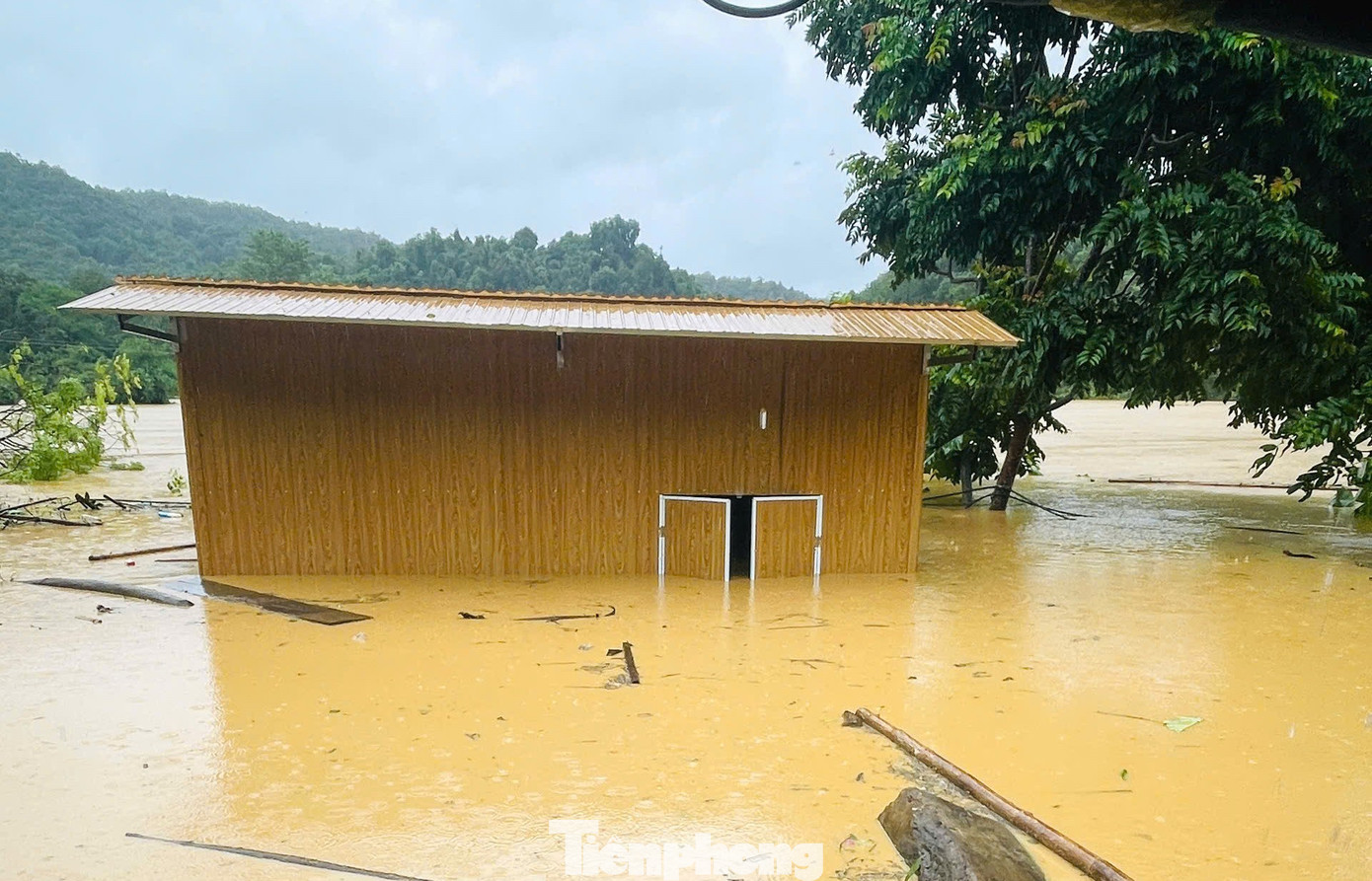 Một xã ở Nghệ An bị cô lập hoàn toàn, nước lũ cuốn sập 7 căn nhà và 1 cầu - Ảnh 4.
