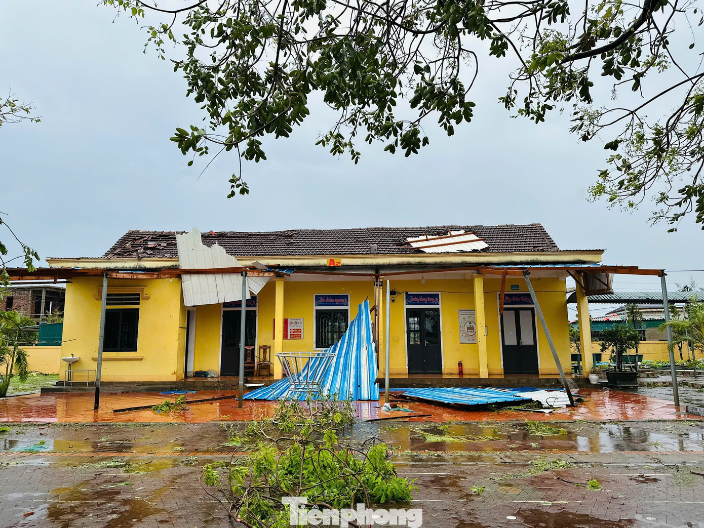 Một tháng hứng chịu 2 cơn bão, người Hà Tĩnh rơi cảnh 'màn trời chiếu đất' - Ảnh 9.