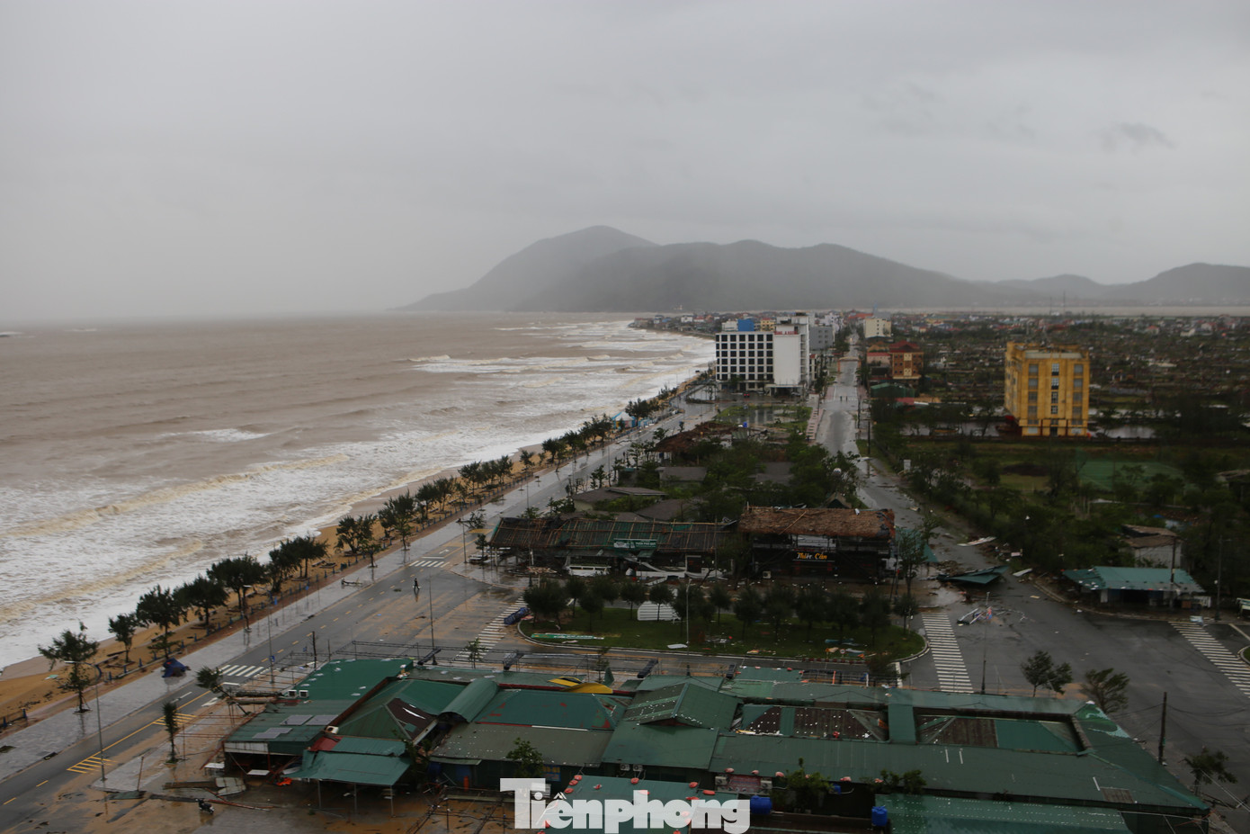 Một tháng hứng chịu 2 cơn bão, người Hà Tĩnh rơi cảnh 'màn trời chiếu đất' - Ảnh 3.