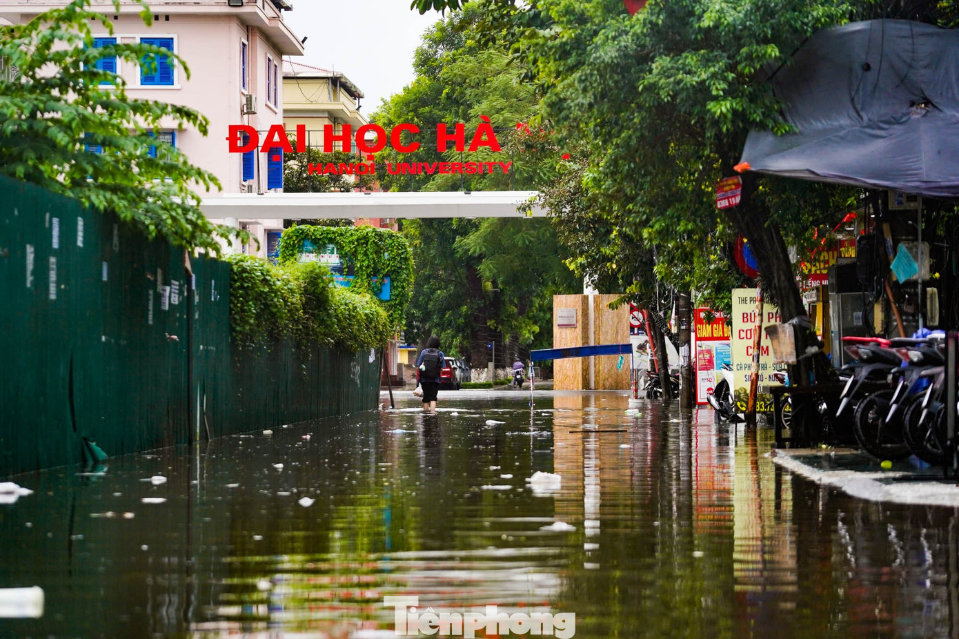 Hà Nội mưa xối xả, nhiều tuyến phố thành 'biển nước' - Ảnh 15.