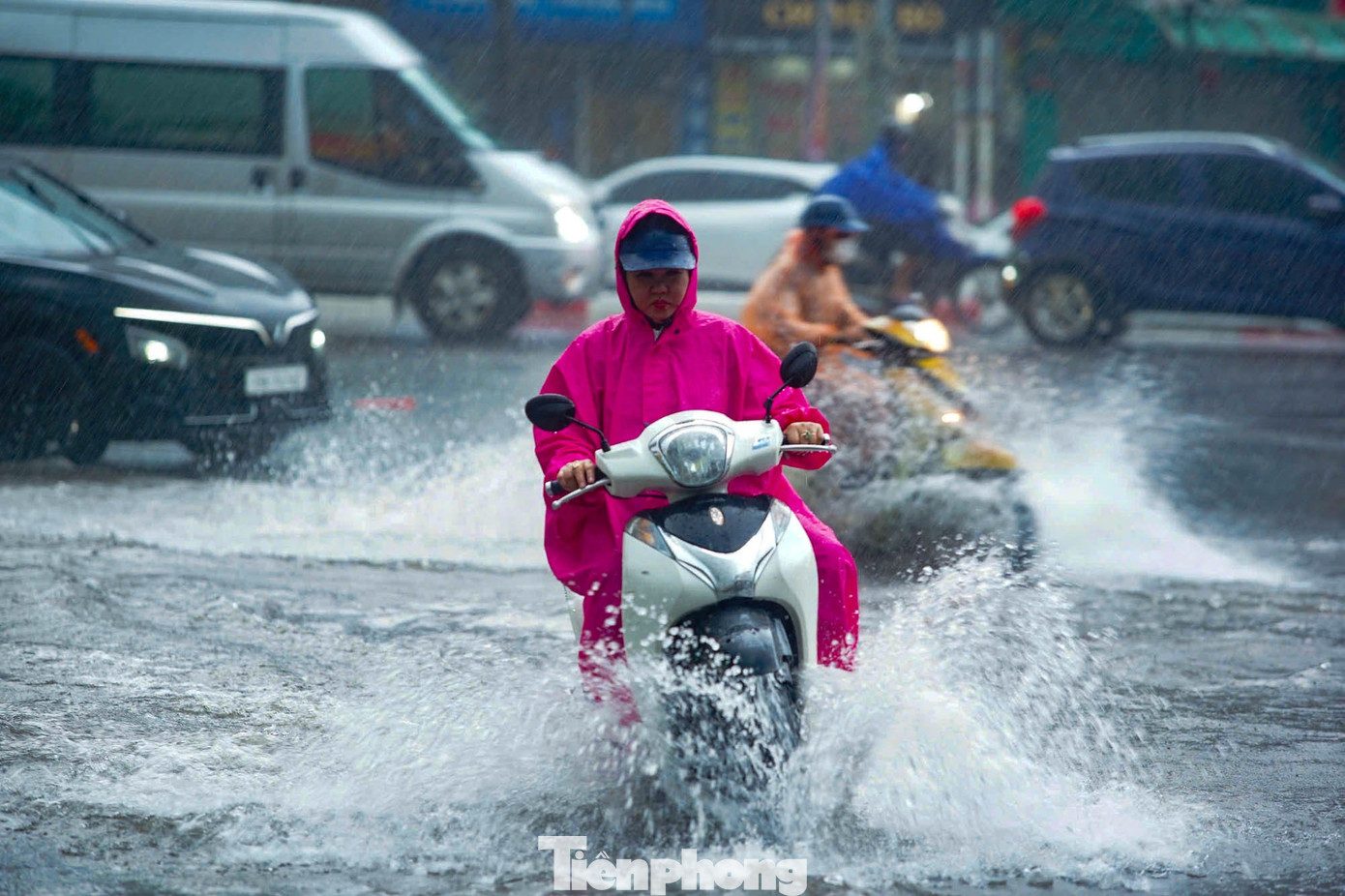 Hà Nội mưa xối xả, nhiều tuyến phố thành 'biển nước' - Ảnh 4.