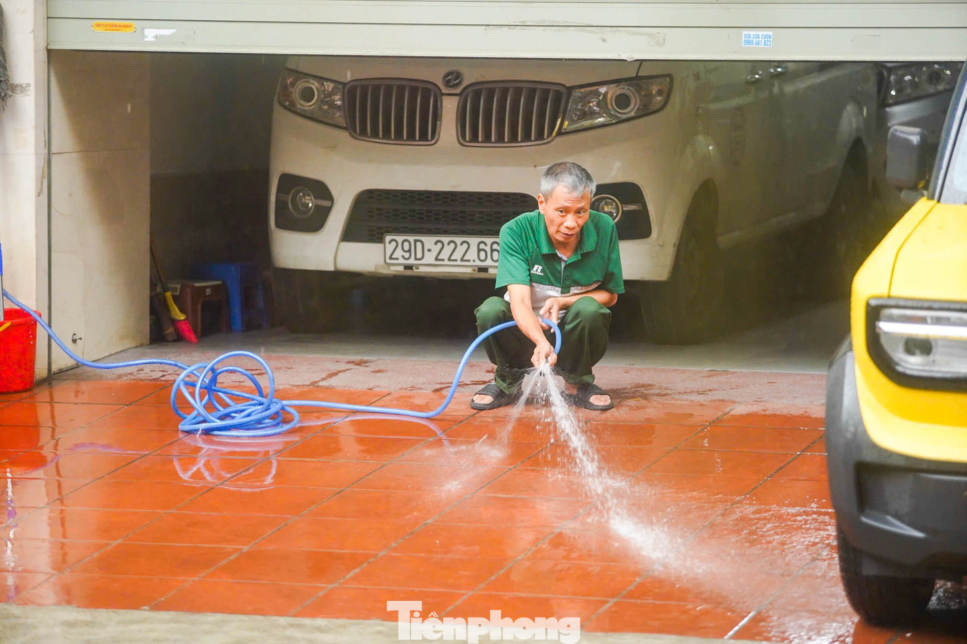 Hà Nội mưa xối xả, nhiều tuyến phố thành 'biển nước' - Ảnh 17.