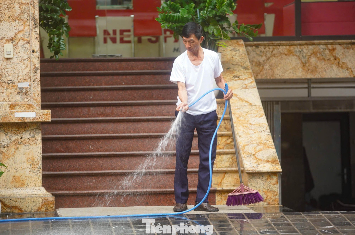 Hà Nội mưa xối xả, nhiều tuyến phố thành 'biển nước' - Ảnh 16.