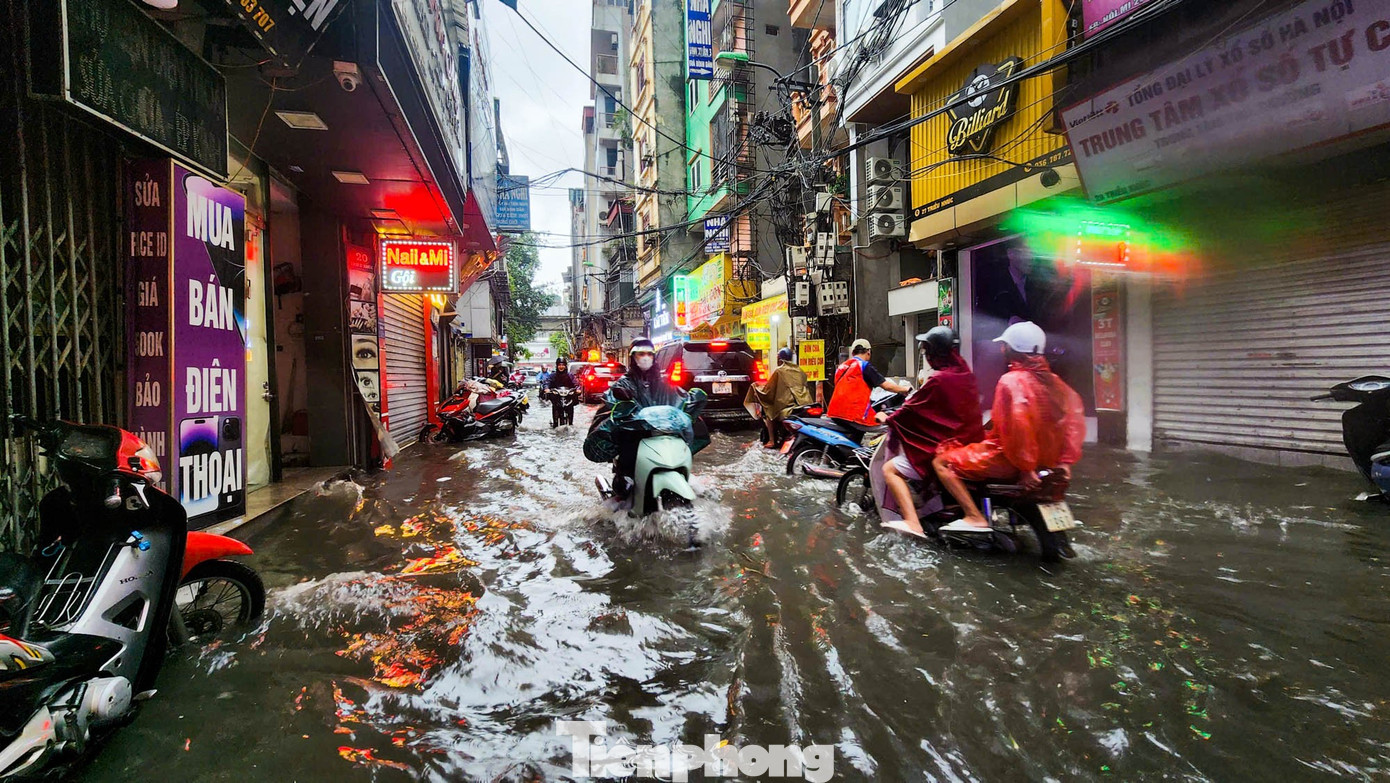 Hà Nội mưa xối xả, nhiều tuyến phố thành 'biển nước' - Ảnh 10.