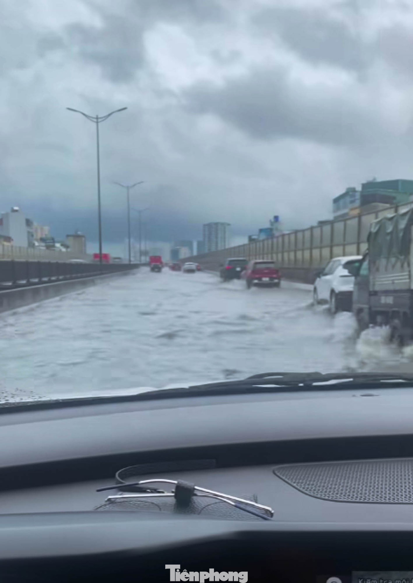 Hà Nội mưa xối xả, nhiều tuyến phố thành 'biển nước' - Ảnh 9.