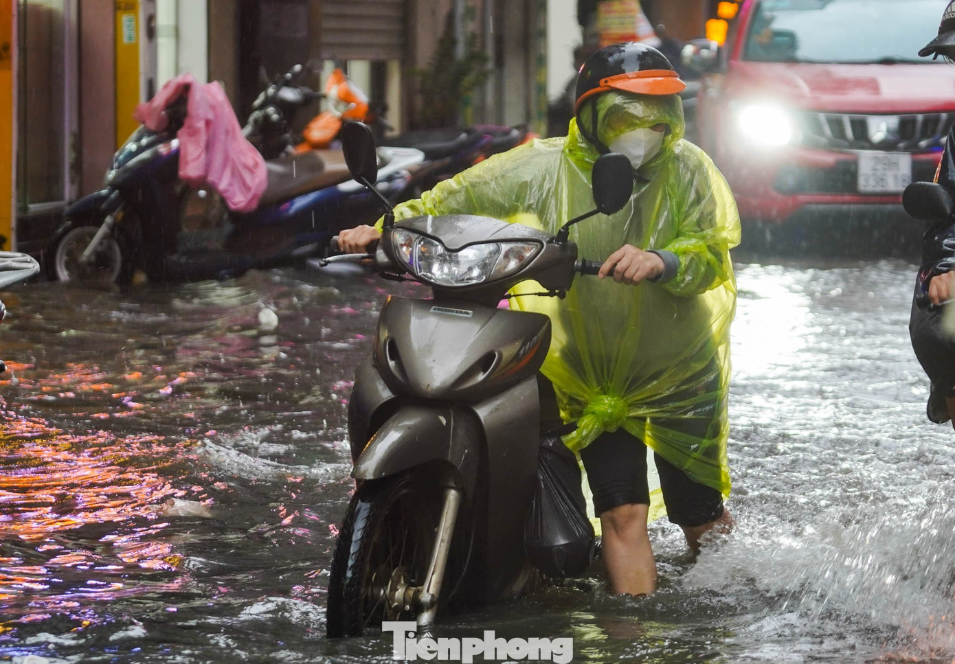 Hà Nội mưa xối xả, nhiều tuyến phố thành 'biển nước' - Ảnh 12.