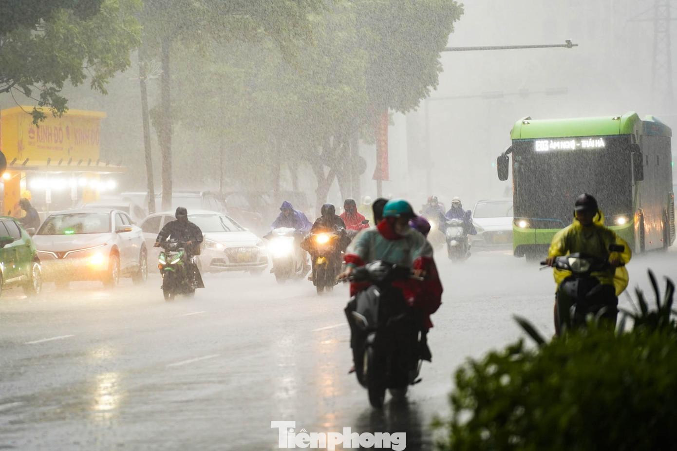 Hà Nội mưa xối xả, nhiều tuyến phố thành 'biển nước' - Ảnh 2.