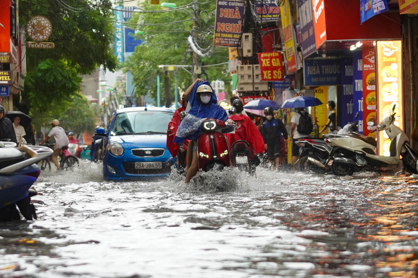 Hà Nội mưa xối xả, nhiều tuyến phố thành 'biển nước' - Ảnh 14.