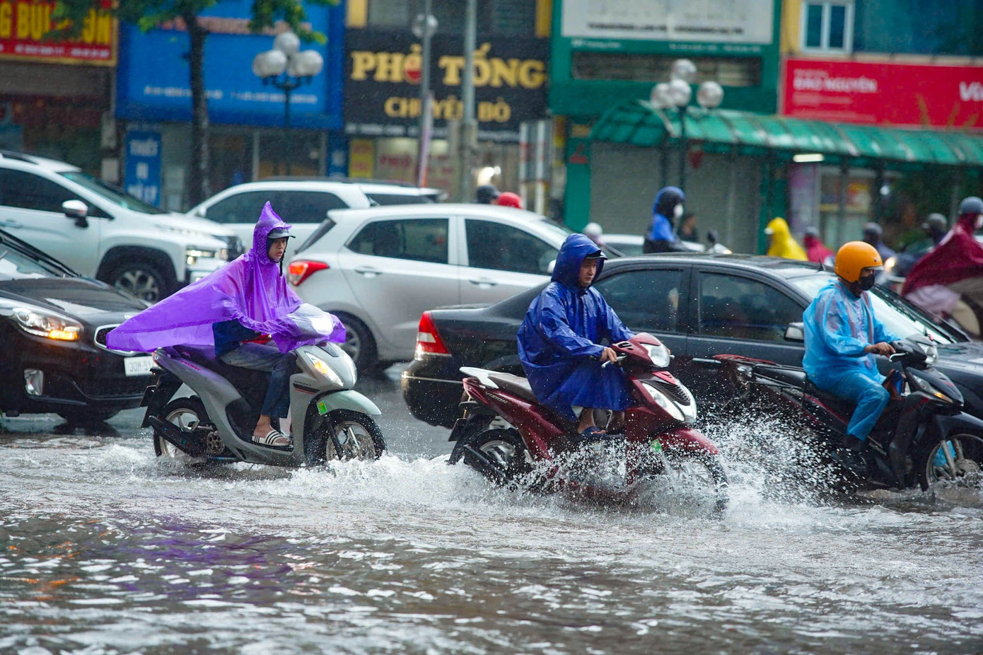 Hà Nội mưa xối xả, nhiều tuyến phố thành 'biển nước' - Ảnh 5.