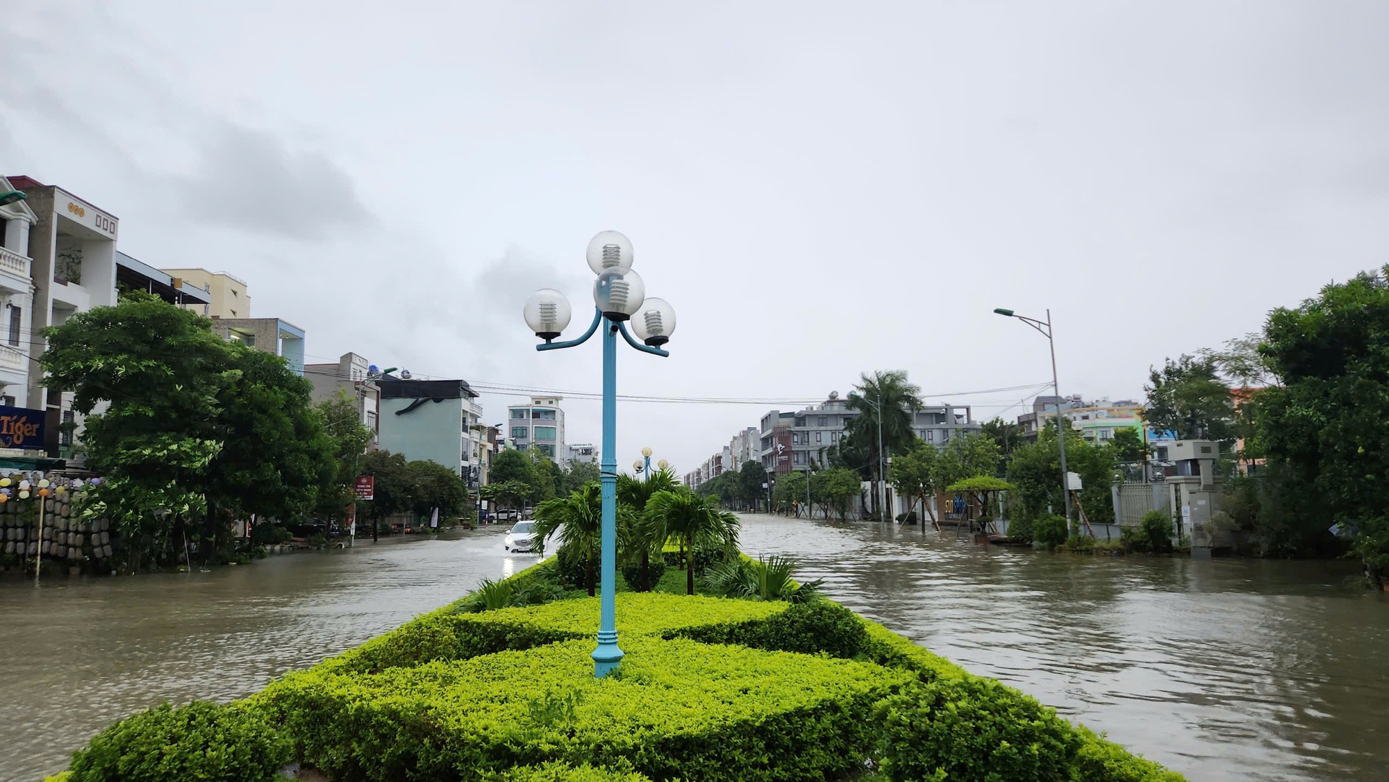 Nhà sập, nhiều nơi chìm trong &quot;biển&quot; nước khi bão số 10 Bualoi đổ bộ- Ảnh 5.