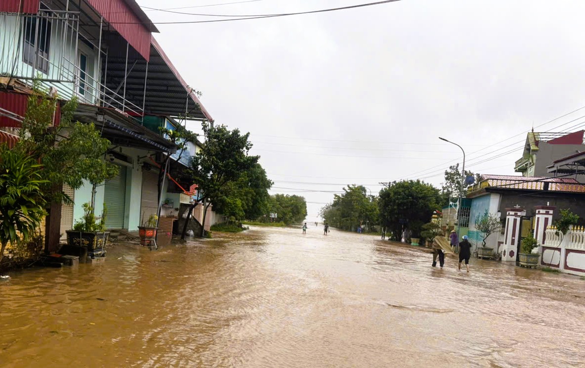 Nhà sập, nhiều nơi chìm trong &quot;biển&quot; nước khi bão số 10 Bualoi đổ bộ- Ảnh 8.